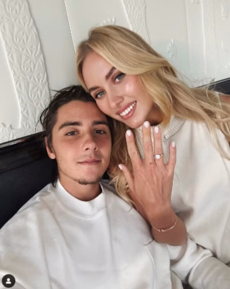 ‘Sharapova mới’ của làng tennis Nga khoe ba vòng cực chuẩn