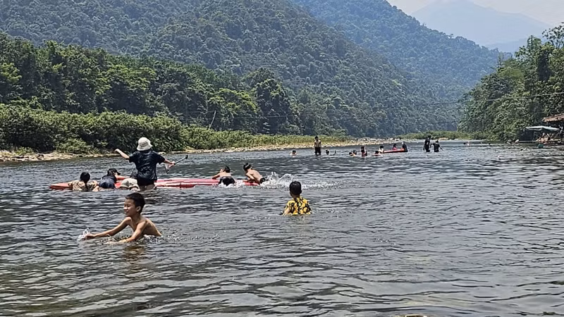 Người dân Hà Tĩnh đổ xô lên suối tắm giải nhiệt 