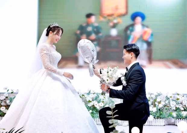 Thủ môn Phí Minh Long và cô giáo tiểu học Nguyễn Hoài Linh quyết định về chung một nhà vào cuối năm 2023, sau 7 năm yêu nhau. Đám cưới như mơ của loạt cầu thủ Việt Nam năm 2023