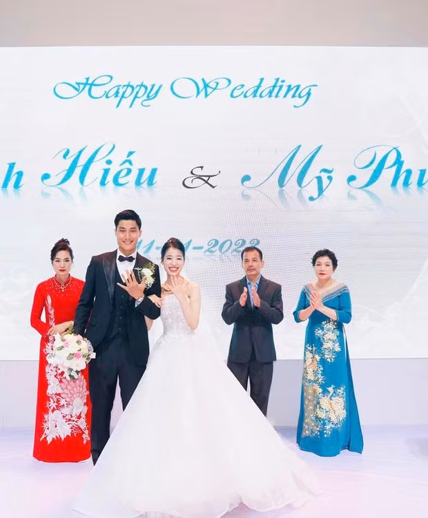 Cô dâu - chú rể tươi tắn, hạnh phúc ra mắt họ hàng. Họ cũng nhận được sự chúc phúc của đông đảo người thân, bạn bè, fan hâm mộ. Đám cưới như mơ của loạt cầu thủ Việt Nam năm 2023