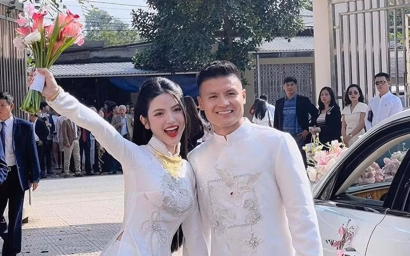 <span style="font-size: 14px;">Chu Thanh Huyền luôn nở nụ cười rạng rỡ khi ở bên cạnh Quang Hải trong lễ ăn hỏi ngày 1/1/2024.</span> Đám cưới như mơ của loạt cầu thủ Việt Nam năm 2023