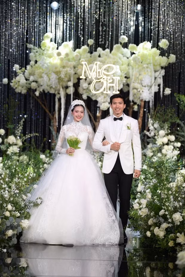 Chuyện tình 3 năm của chàng cầu thủ quê Thái Bình Đoàn Văn Hậu và tiểu thư Hà thành Doãn Hải My đã có một cái kết trọn vẹn đẹp như mơ. Đám cưới như mơ của loạt cầu thủ Việt Nam năm 2023