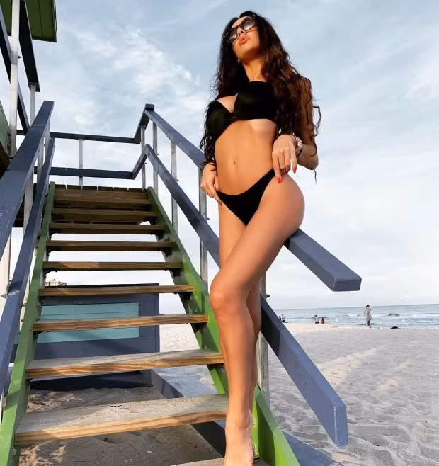 Cổ động viên quyến rũ nhất châu Âu 'đốt nóng' khán đài trận Albania – Croatia 