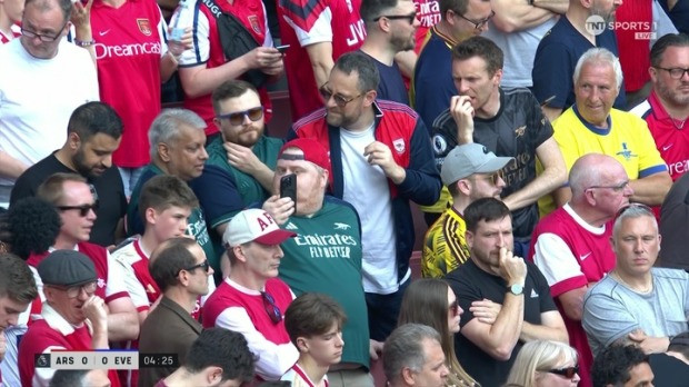 Cổ động viên Arsenal thất thần khi nghe tin Man City đăng quang Ngoại hạng Anh 