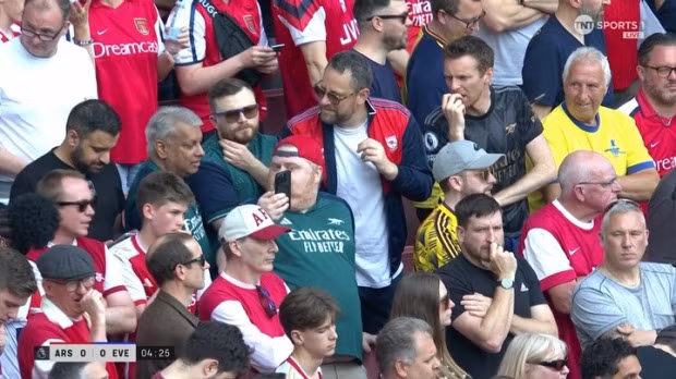 Khoảnh khắc cổ động viên Arsenal thất thần lúc nghe tin Phil Foden ghi bàn vào lưới West Ham ở giây 79 trong trận đấu cùng giờ. Cổ động viên Arsenal thất thần khi nghe tin Man City đăng quang Ngoại hạng Anh