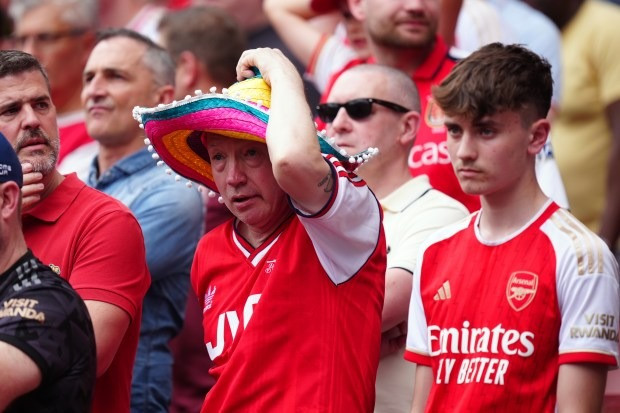 Cổ động viên Arsenal thất thần khi nghe tin Man City đăng quang Ngoại hạng Anh 