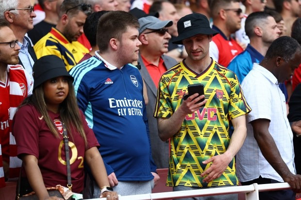 Cổ động viên Arsenal thất thần khi nghe tin Man City đăng quang Ngoại hạng Anh 