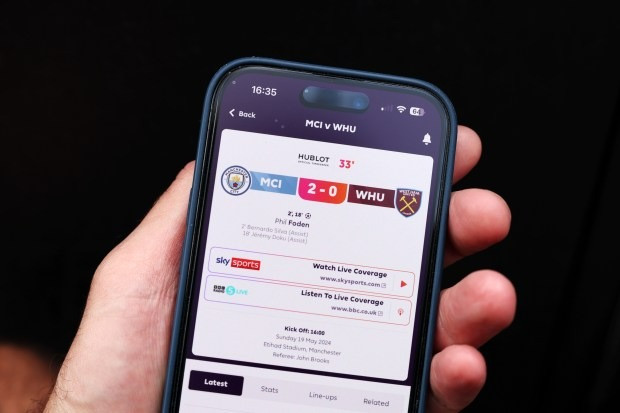 Cổ động viên Arsenal thất thần khi nghe tin Man City đăng quang Ngoại hạng Anh 