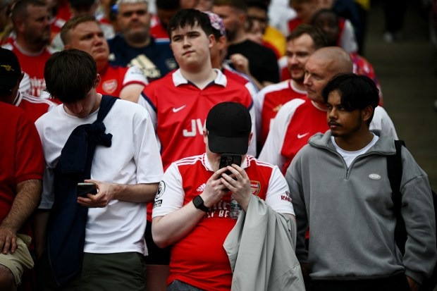 Cổ động viên Arsenal thất thần khi nghe tin Man City đăng quang Ngoại hạng Anh 