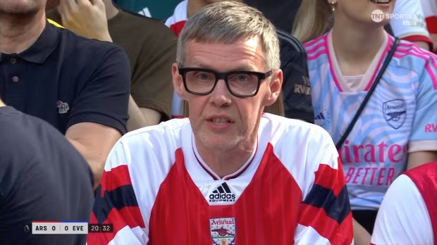 Hình ảnh cổ động viên Arsenal buồn bã trên sân nhà khi Man City dẫn bàn sớm. Cổ động viên Arsenal thất thần khi nghe tin Man City đăng quang Ngoại hạng Anh