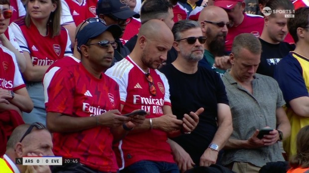 Cổ động viên Arsenal thất thần khi nghe tin Man City đăng quang Ngoại hạng Anh 