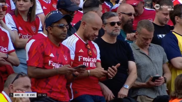 Các cổ động viên Arsenal không giấu nổi sự bàng hoàng vì Man City dẫn bàn quá sớm. Họ lo lắng bởi kết quả này Pháo thủ sẽ chỉ về nhì, cho dù có thắng Everton. Cổ động viên Arsenal thất thần khi nghe tin Man City đăng quang Ngoại hạng Anh