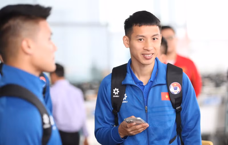 Thầy trò HLV Troussier vui vẻ chụp hình cùng người hâm mộ trước giờ xuất ngoại