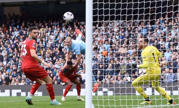 Tiền đạo Na Uy ghi bàn khác tuyệt đẹp từ cú đánh đầu để làm nên hat-trick bàn thắng ngay trong hiệp một. Arsenal - Man City so kè gay cấn trước ngưỡng cửa vô địch Ngoại hạng Anh