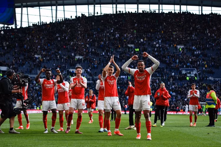 Chùm ảnh: Hỗn loạn sau trận Tottenham – Arsenal, cảnh sát vào cuộc