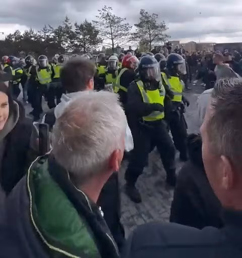 Chùm ảnh: Hỗn loạn sau trận Tottenham – Arsenal, cảnh sát vào cuộc