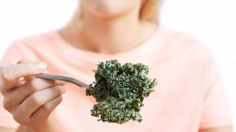 Cải xoăn nhiều retinol thúc đẩy sản xuất collagen và tái tạo tế bào. Top thực phẩm bổ sung giúp chị em có làn da căng bóng đón Tết