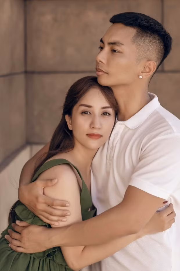 Trong bài đăng, Phan Hiển nói với vợ lời lẽ ngọt ngào: "Cảm ơn em đã luôn yêu anh, hy sinh cho anh rất nhiều và luôn chịu đựng các tật xấu của anh nhé… cố chịu thêm trăm năm nữa em nhé". Cặp đôi nổi tiếng thể thao Việt Nam khoe ảnh cực tình