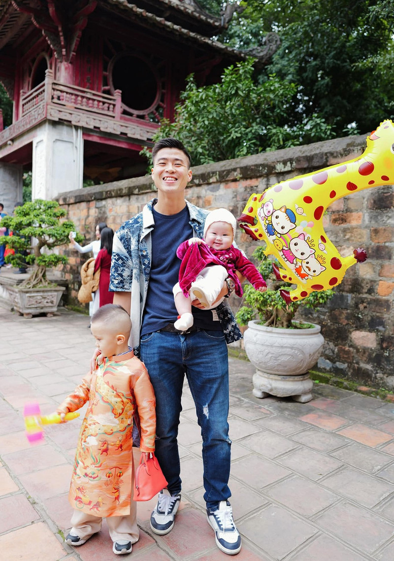 Dàn cầu thủ Việt 'lột xác' bảnh bao bên vợ con dịp Tết