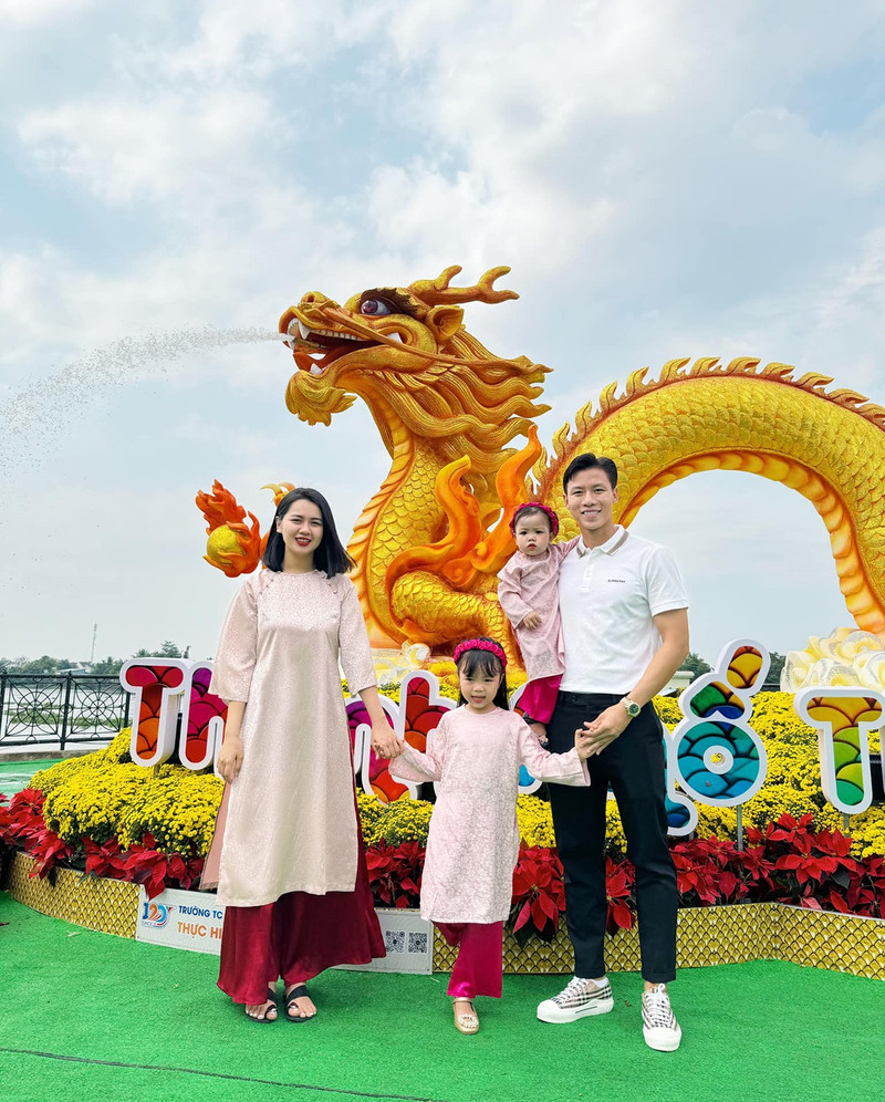 Dàn cầu thủ Việt 'lột xác' bảnh bao bên vợ con dịp Tết
