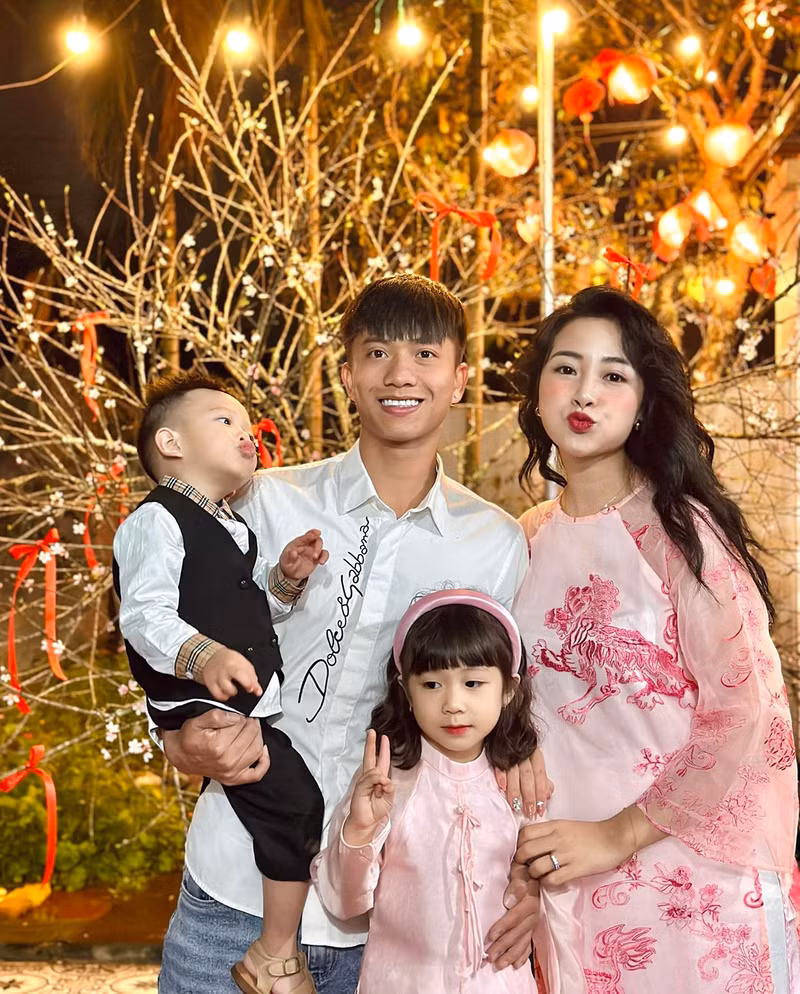 Dàn cầu thủ Việt 'lột xác' bảnh bao bên vợ con dịp Tết