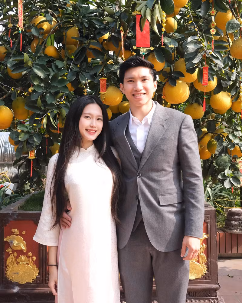 Dàn cầu thủ Việt 'lột xác' bảnh bao bên vợ con dịp Tết