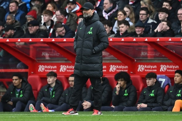  Thua Liverpool phút 99, ông chủ Nottingham ‘hỏi tội’ trọng tài
