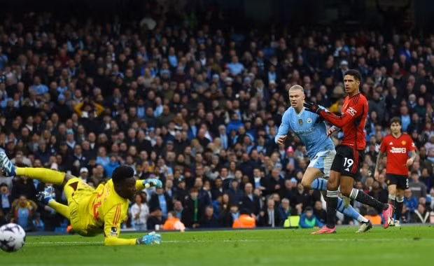 Chiến thắng ngược dòng giúp Erling Haaland và các đồng đội bám sát ngôi đầu của Liverpool. Họ hiện có 62 điểm, kém 1 điểm so với ‘Lữ đoàn đỏ’ sau 27 vòng đấu. Chùm ảnh: Man City ngược dòng hạ Man Utd ở trận derby thành Manchester