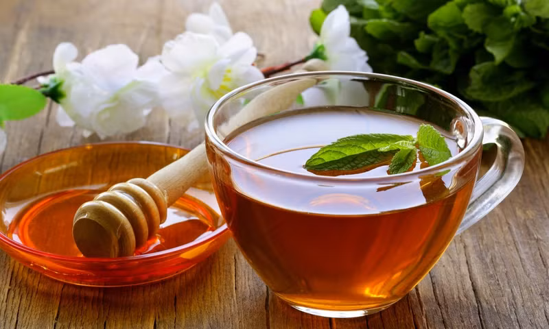 Uống trà thảo mộc ấm với mật ong sẽ làm dịu các triệu chứng của viêm thanh quản. Top thực phẩm khắc tinh của viêm, mũi họng