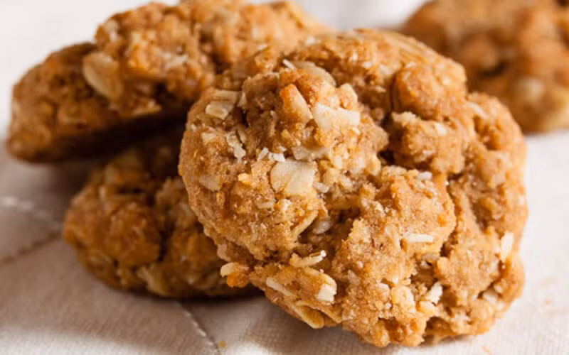 Thêm chuối hoặc mật ong vào trong bánh yến mạch có tác dụng giảm đau nhức họng. Top thực phẩm khắc tinh của viêm, mũi họng