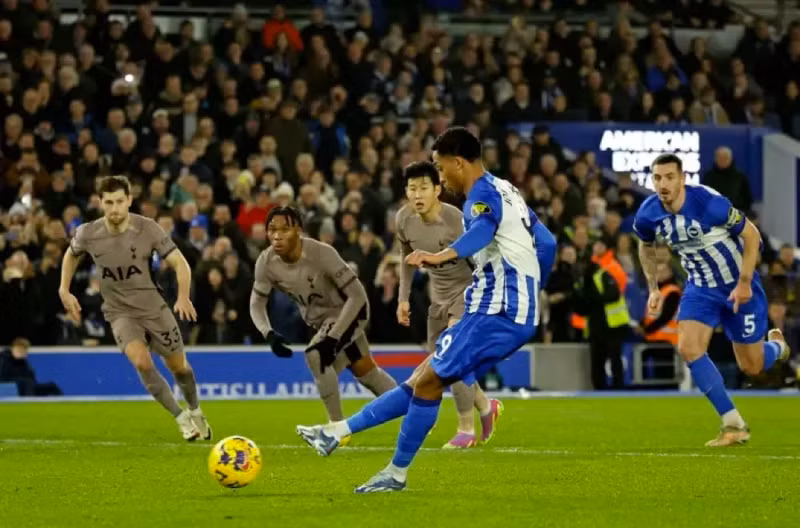 Joao Pedro nâng tỷ số lên 2-0 cho Brighton từ chấm phạt đền phút thứ 23. Thua sốc Brighton, Tottenham rơi khỏi top 4 Ngoại hạng Anh