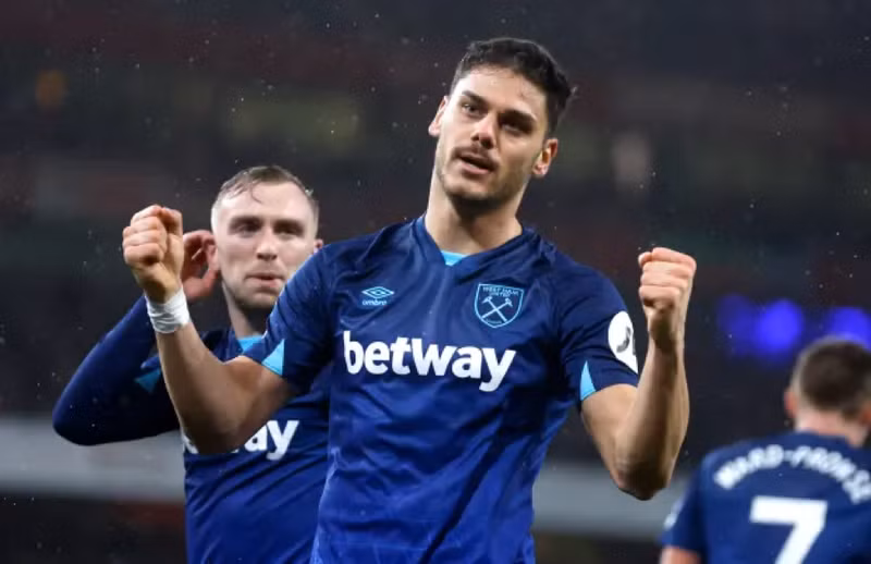 Arsenal thua sốc trên sân nhà, Man City và Liverpool hưởng niềm vui 