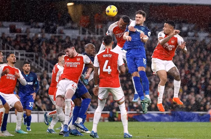 Arsenal thua sốc trên sân nhà, Man City và Liverpool hưởng niềm vui 