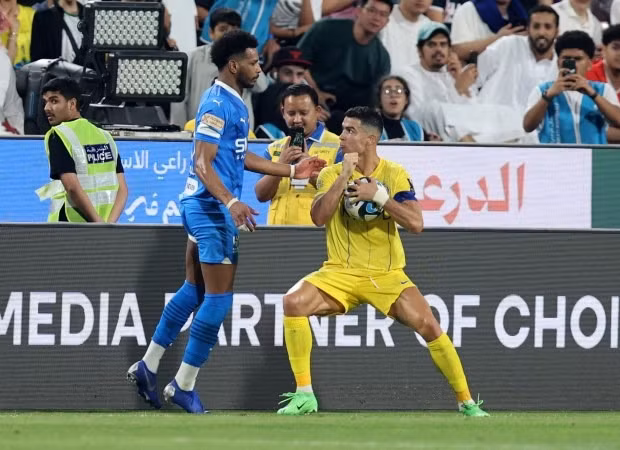 Ronaldo ‘thúc cùi chỏ’ cầu thủ đối phương, đòi đánh cả trọng tài 