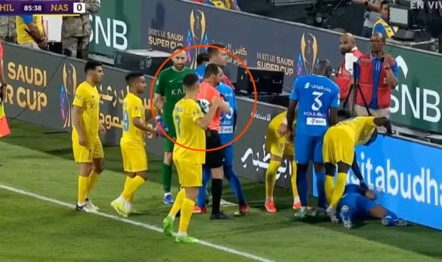 Ronaldo ‘thúc cùi chỏ’ cầu thủ đối phương, đòi đánh cả trọng tài 