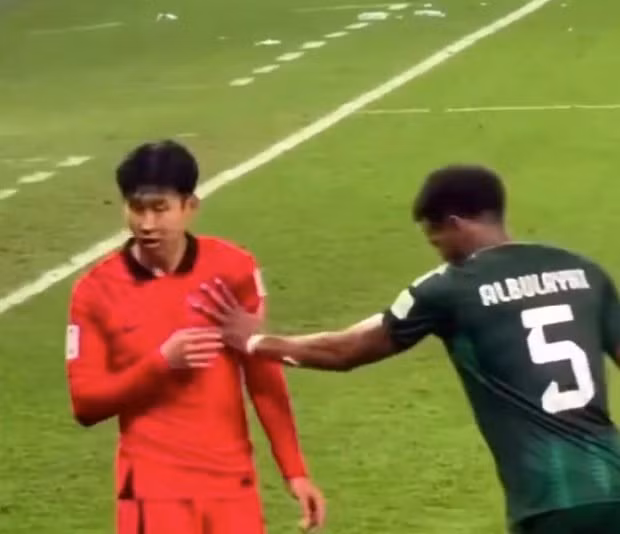 Ronaldo ‘thúc cùi chỏ’ cầu thủ đối phương, đòi đánh cả trọng tài 