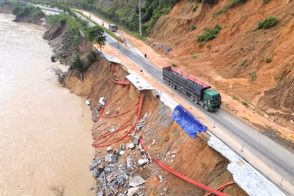 Đoạn đường bị sạt lở nghiêm trọng, nguy cơ đứt gãy toàn tuyến.