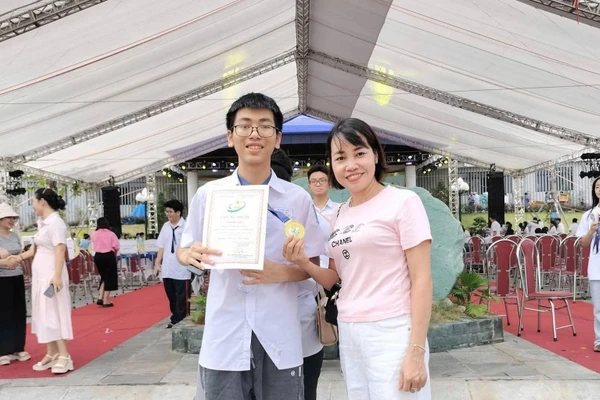 Em Trần Đức Hiếu và cô giáo Trần Thị Trang Nhung.