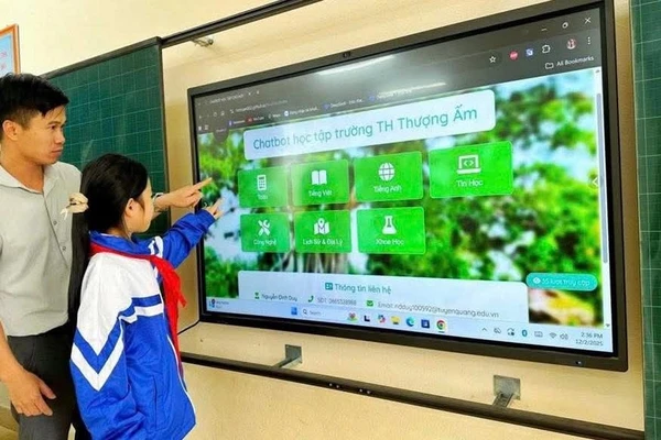 Thầy giáo Nguyễn Đình Duy hướng dẫn học trò.