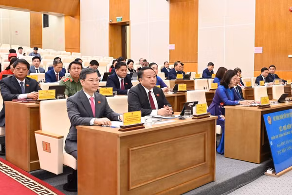 Ông Phan Huy Ngọc (ở giữa)được bầu giữ chức Chủ tịch UBND tỉnh Tuyên Quang. (Ảnh: CTTTQ)