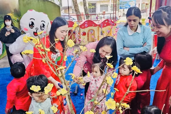 Cô và trò Trường MN Hoa Sen, phường Hà Giang 1, Tuyên Quang.