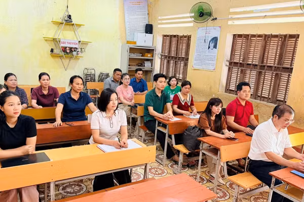Các thầy cô giáo Trường THCS Tân Trào tham gia tập huấn nâng cao kỹ năng AI.