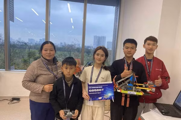 Cô giáo Vàng Thị Dính bên các học trò của mình.