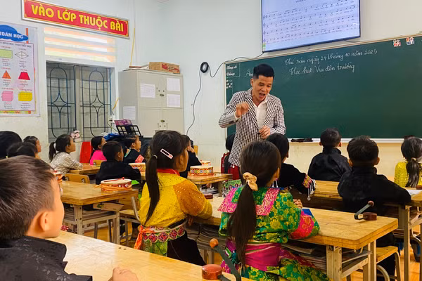 Tiết dạy Âm nhạc lớp 3 tại trường Tiểu học Đồng Văn A do thầy giáo Lê Anh Tuấn, trường Tiểu học Hồng Thái, phường Minh Xuân dạy.