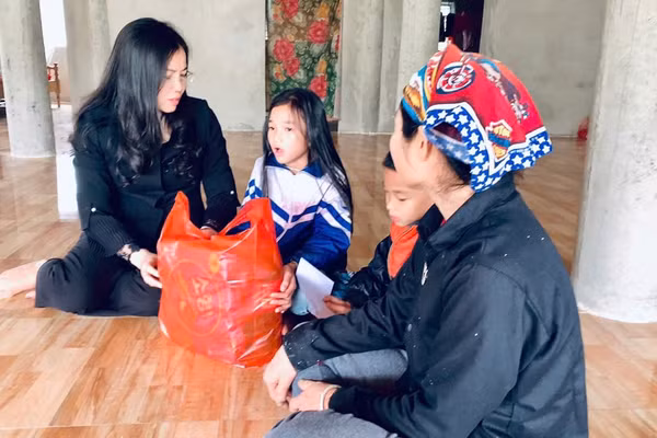 Bà Nguyễn Thị Chung thăm hỏi, tặng quà học sinh có hoàn cảnh đặc biệt khó khăn. (Ảnh NVCC)