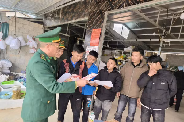 Lực lượng thanh niên và bộ đội Biên phòng tuyên truyền bầu cử tới các hộ dân khu vực biên giới.