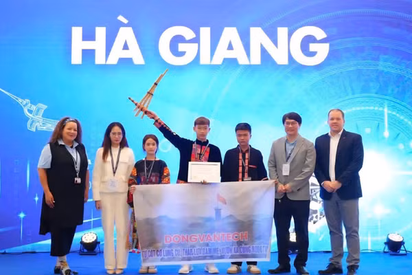 Đội thi của Trường Phổ thông Dân tộc nội trú THCS và THPT Đồng Văn.