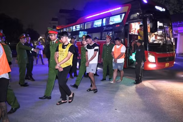Công an di lý những người bị bắt về Việt Nam để phục vụ công tác điều tra. (Ảnh: CATQ)