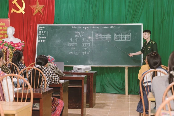 Lớp học xóa mù chữ tại thôn Lùng Chin Thượng, xã biên giới Thàng Tín, tỉnh Tuyên Quang. (Ảnh Vũ Mừng)