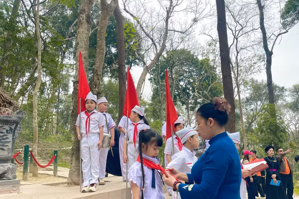 Lễ kết nạp Đội của học sinh Trường THPT Đội Cấn. (Ảnh: NTCC)